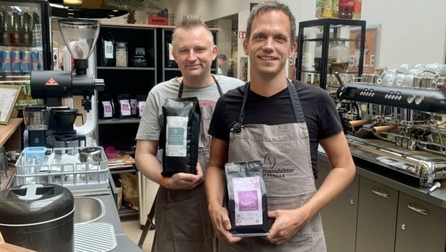 Gerald Eichberger (li.) und Marco Lambert (re.) „schupfen“ die Kaffeebar im Fashion Outlet. (Bild: Charlotte Titz)