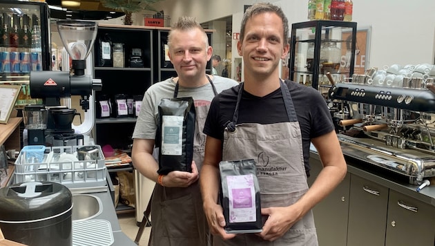 Gerald Eichberger (li.) und Marco Lambert (re.) „schupfen“ die Kaffeebar im Fashion Outlet. (Bild: Charlotte Titz)