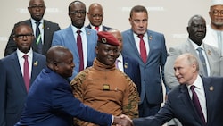 Der russische Präsident Wladimir Putin (rechts) mit afrikanischen Staats- und Regierungschefs (Bild: AFP)