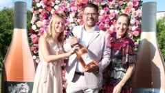 Hannes Reeh (Mitte) freute sich viele Gäste bei dem Event „In Bloom“ begrüßen zu dürfen. Auch Moderatorin Kati Bellowitsch (re.) hatte ihren Spaß am Andauer Weingut und genoß Wein, Musik und Kulinarik. (Bild: Judt Reinhard)