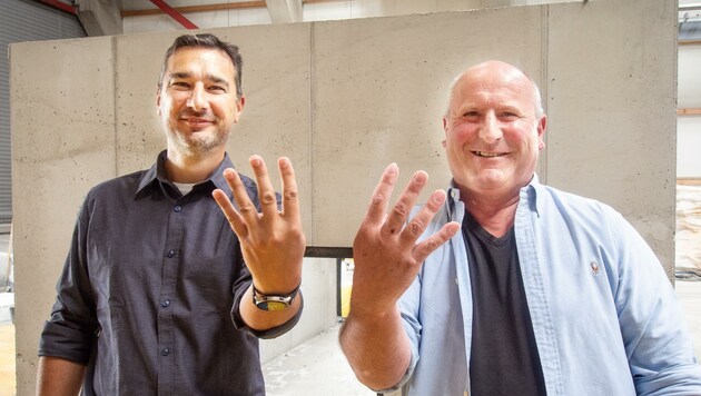 Chef David Seidl (li.) und Betriebsrat Josef Ziegler freuen sich über die Einführung der Vier-Tage-Woche mittels Betriebsvereinbarung. (Bild: Klaus Schindler)