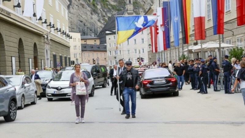 Große Proteste oder weitere Störaktionen blieben bisher aus. Nur vereinzelt beobachtet man Bürger, die mit selbstgebastelten Fahnen und Plakaten durch die Gassen ziehen. Die Polizei behält alle Vorkommnisse genau im Blick. (Bild: Tschepp Markus)