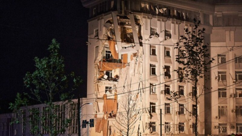 Bei einem Raketeneinschlag auf einen Wohnkomplex (Bild) in der ukrainischen Millionenstadt Dnipro sind am Freitagabend neun Menschen verletzt worden. (Bild: AFP/Vitalii Matokha)