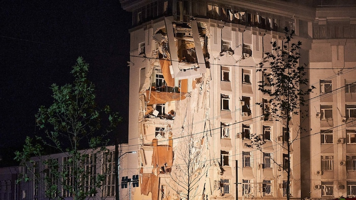 Bei einem Raketeneinschlag auf einen Wohnkomplex (Bild) in der ukrainischen Millionenstadt ...