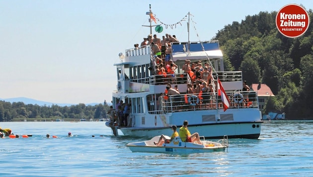 Mit dem Schiff werden die Teilnehmer auf den See hinaus gebracht. Dann können diese unter Aufsicht von Wasserrettern zurückschwimmen. (Bild: Uta Rojsek-Wiedergut)