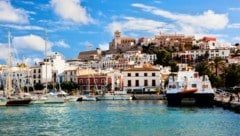 Sehnsuchtsort Ibiza: Genau dorthin wollte eine Wienerin. Bezahlen wollte sie aber nicht. (Bild: Photocreo Bednarek - stock.adobe.com)