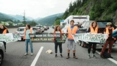 Lange Staus werden dieses Wochenende für Urlauber zur Zerreißprobe. Auch die Letzte Generation sorgte auf der Brennerautobahn für Unruhen. (Bild: Letzte Generation)