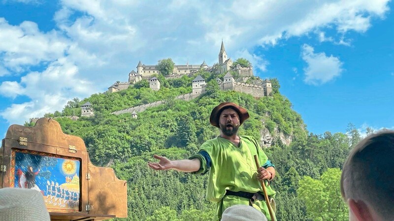 Hört, Hört! Nicht mehr lange und tausende Besucher wuseln am Marktgelände. (Bild: Howart.live)