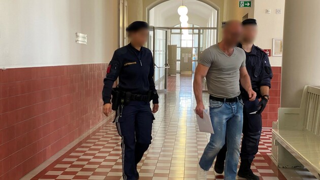 Der Angeklagte steht bereits zum wiederholten Male vor Gericht. Laut Staatsanwältin soll er eine 40-jährige Bulgarin geschlagen haben. (Bild: Chantal Dorn)