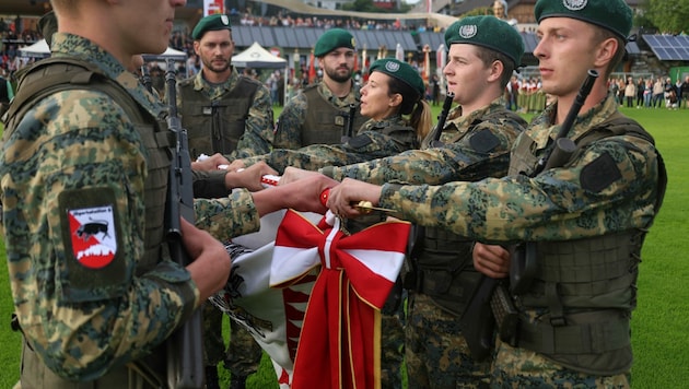 145 junge Soldaten des Tamsweger Jägerbataillons 8 und des zweiten Salzburger Pionierbataillon legten am Freitagabend in der Gemeinde Mariapfarr ihr feierliches Gelöbnis ab. (Bild: Wolfgang Riedlsperger)