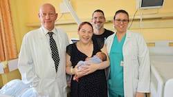 Vorstand Dr. Beda Hartmann und Oberärztin Nina Schwarzmann mit den glücklichen Eltern von Marlies. (Bild: Tomschi Peter)