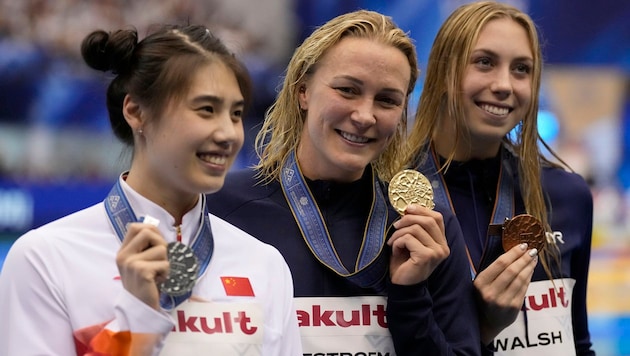 Zhang Yufei, Sarah Sjoestroem und Gretchen Walsh (Bild: Copyright 2023 The Associated Press. All rights reserved)