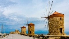 Die weltberühmten Windmühlen von Rhodos sind bei Touristen schon wieder beliebtes Fotomotiv. (Bild: stock.adobe.com)