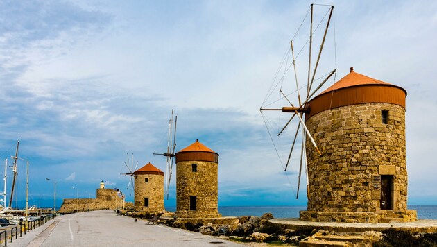 Die weltberühmten Windmühlen von Rhodos sind bei Touristen schon wieder beliebtes Fotomotiv. (Bild: stock.adobe.com)