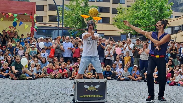 Insgesamt bespielten 54 Solisten und Gruppen acht verschiedene Plätze.