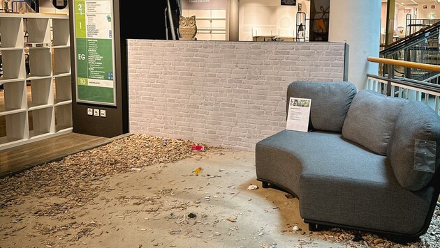 Einsame Möbelstücke warteten noch auf Käufer, die mit minus 80 Prozent gelockt wurden. (Bild: Wenzel Markus)