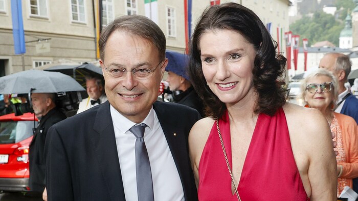 Spar-Vorstand Gerhard Drexel mit Gattin Andrea schafften es in einer Regenpause ins Große ...