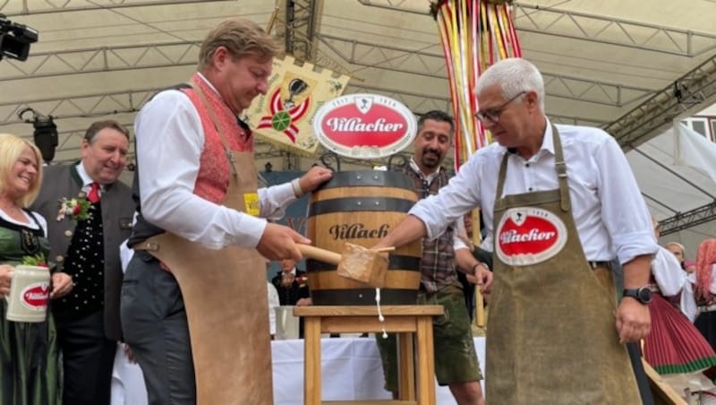 Mit einem Schlag von Bürgermeister Albl und Villacher-Chef Thomas Santler war das erste Bierfass bereit für die Besucher. (Bild: Katrin Fister)