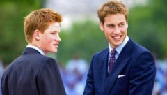 Harry (li.) und William (re.), Juni 2002: An der Ungerechtigkeit, dass die Thronfolge nichts mit Leistung oder Verdienst zu tun hat, hat sich Harry sein Leben lang abgearbeitet. William trägt die Bürde, seinem Land und der Krone zu dienen. (Bild: © Tim Graham/Getty Images)