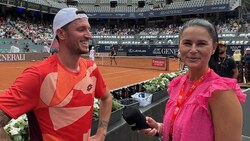 Sichtlich erleichtert: Dennis Novak im Interview nach dem Sieg mit „Krone“-Reporterin Jasmin Steiner. (Bild: Claus Meinert/Jasmin Steiner)