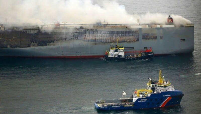 Starke Südwestwinde machen das Abschleppen eines seit Tagen brennenden Auto-Frachters im Wattenmeer vorerst unmöglich. (Bild: AFP/Netherlands Coastguards)