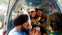 Nach der Explosion in der Provinz Khyber Pakhtunkhwa wird ein Verletzter im Krankenwagen versorgt. (Bild: APA/Rescue 1122 Head Quarters via AP)