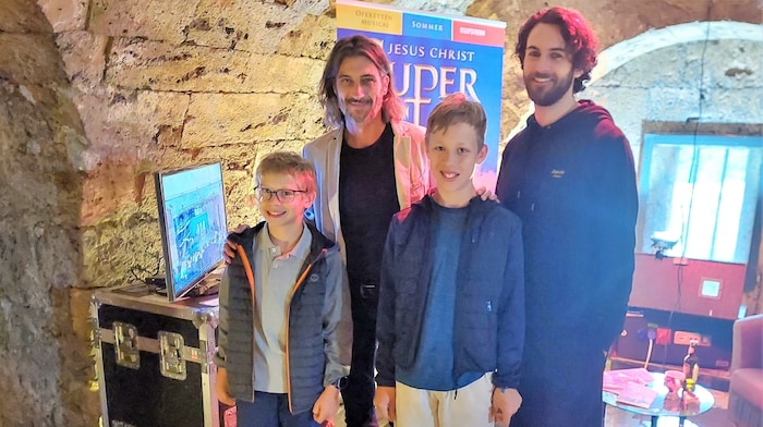 Laurin (li.) und Jakob Rizzoli plauschten mit Enrique Gasa Valga und Jacob Hetzner.