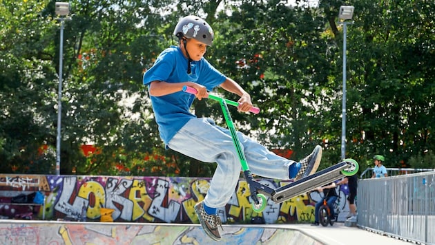 Der Skatepark Hütteldorf ist ein beliebter Treffpunkt. Auch Scooterfahrer sind hier unterwegs. (Bild: Groh Klemens)