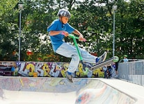 Der Skatepark Hütteldorf ist ein beliebter Treffpunkt. Auch Scooterfahrer sind hier unterwegs. (Bild: Groh Klemens)