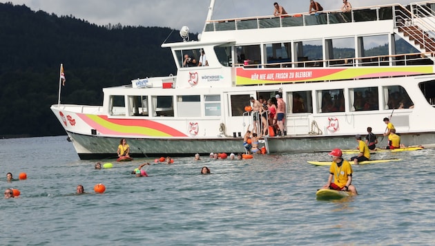 Rund 200 Teilnehmer von „Schwimmen statt Baden“ wurden mit dem Schiff auf den See gebracht.