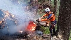 73 Einsatzkräfte versuchen den Brand zu löschen (Bild: Klaus Portenkirchner)