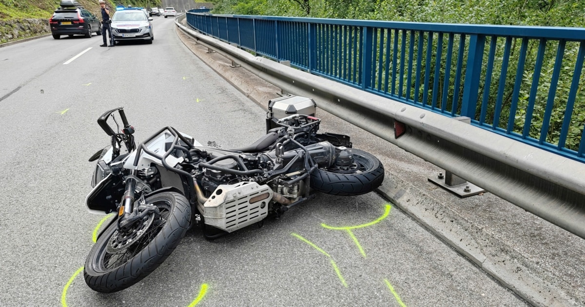 Auf Der B165 - Motorrad Kracht In Pkw: Schwerer Unfall In Tirol | Krone.at