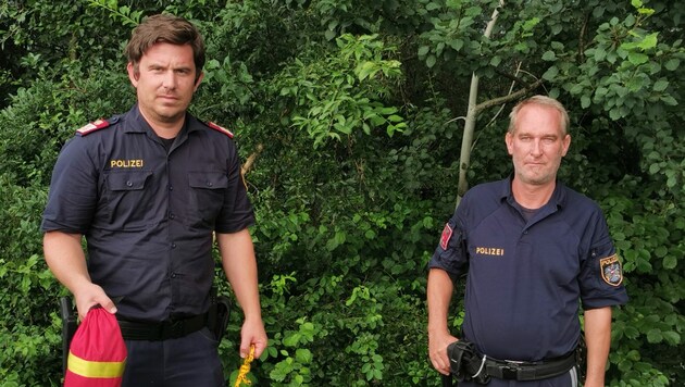 Die Mädchen wurden unter anderem auch von den Polizisten Bernhard Taudes (li.) und Rainer Schöfl aus dem Wasser gerettet. (Bild: Bachhiesl )