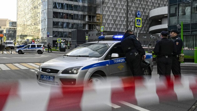 Polizisten im Moskauer Geschäftsviertel (Bild: AFP)