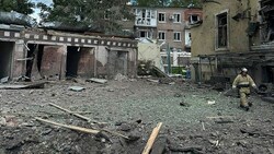 Am 28. Juni waren bei einem Drohnenangriff im Rostower Gebiet (Russland) mindestens 22 Menschen verletzt worden. Das Luftfahrzeug schlug neben dem Café „Tschechow Sad“ ein. (Bild: ASSOCIATED PRESS)