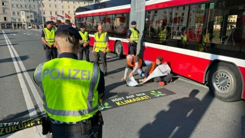 Die „Letzte Generation“ blockierte am Montagmorgen die Staatsbrücke. . . (Bild: Markus Tschepp)