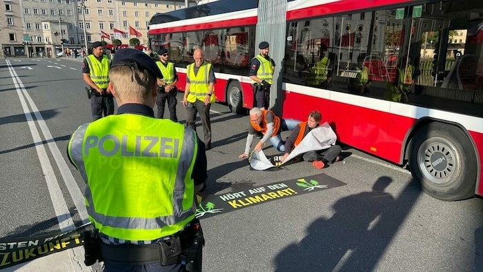 Die „Letzte Generation“ blockierte am Montagmorgen die Staatsbrücke. . .