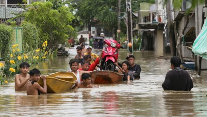 Auch auf den Philippinen kämpften die Menschen gegen die Wassermassen an. (Bild: AFP)