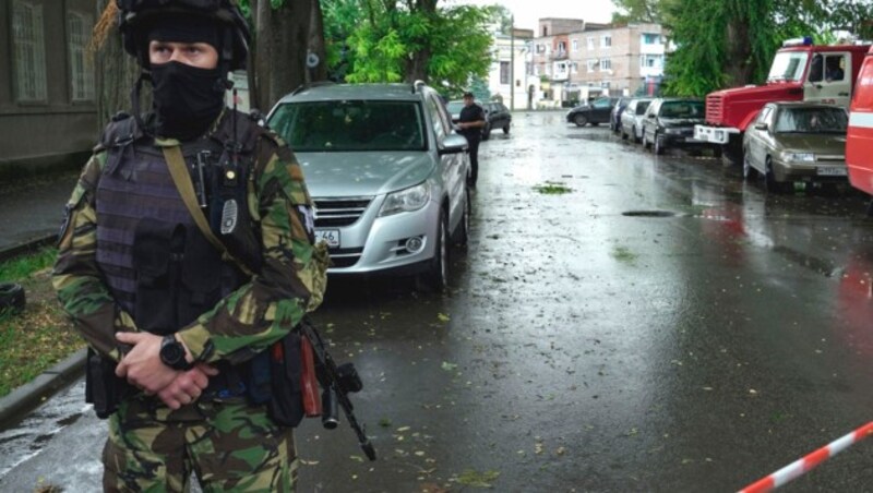 Polizeibeamte sperren am 28. Juli nach einer Explosion in der südwestlichen russischen Stadt Taganrog die Straßen. (Bild: AFP)