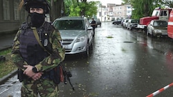 Polizeibeamte sperren am 28. Juli nach einer Explosion in der südwestlichen russischen Stadt Taganrog die Straßen. (Bild: AFP)