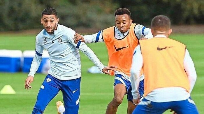 Ballo (re.) mit Ziyech.