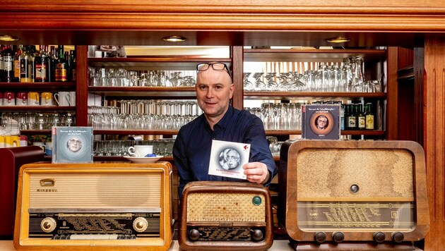 Nostalgie pur! Der radiofone Cafetier Stephan Weiß inmitten seiner alten Geräte, aus denen einst der „Schalldämpfer“ erklang. (Bild: Antal Imre)