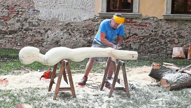 Der Golser Bildhauer Daniel Bucur schuf aus dem Holz in nur drei Tagen ein Kunstwerk. (Bild: Reinhardt Judt)