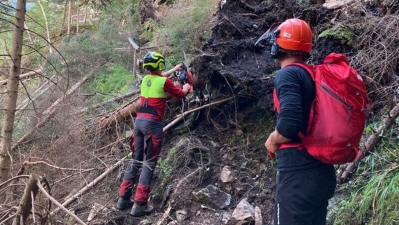 Die Einsatzkräfte mussten den Steig erst freimachen. (Bild: Bergrettung Oetz)