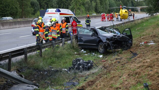 Der Autolenker (18) und sein Vater wurden bei dem Unfall schwer verletzt. (Bild: Lauber/laumat.at Matthias)