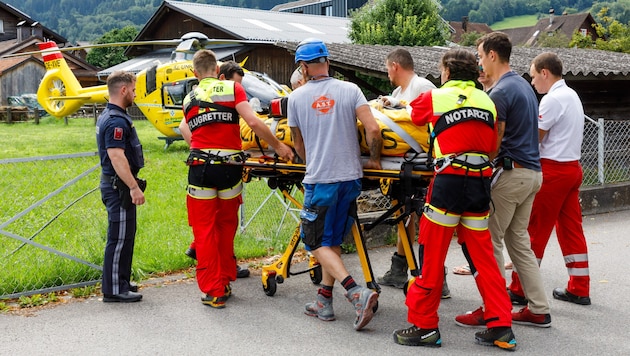 Der Mann wurde mit dem Rettungshubschrauber ins LKH Feldkirch geflogen. (Bild: Bernd Hofmeister)