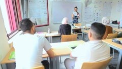 Maria Balzano leitet einen Alphabetisierungs- Kurs in Favoriten. Vergleichbar ist der Unterricht übrigens mit der Volksschulphase samt Schauübungen. (Bild: Gerhard Bartel)