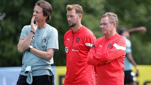Trainer Ralf Rangnick (re.), Assistenztrainer Lars Kornetka (mi.) und Sportdirektor Peter Schöttel (Bild: GEPA pictures)