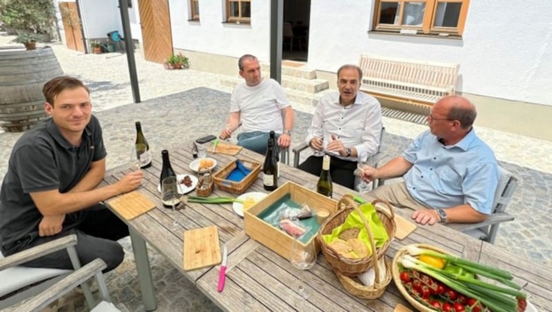 Michael Liegenfeld im Gespräch mit dem Weintourismus-Obmann, dem Wirtschaftslandesrat und seinem Vater. (Bild: Büro LR)