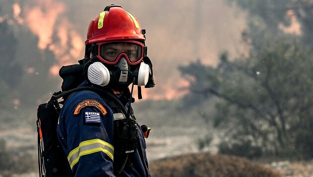 Die Einsatzkräfte der Feuerwehr waren in den letzten Wochen enorm gefordert (Symbolbild). (Bild: APA/AFP/Spyros BAKALIS)